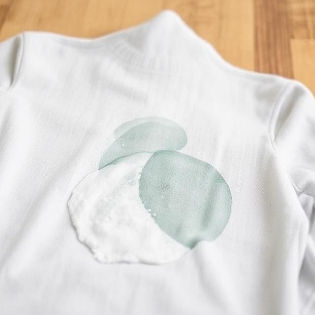 Using Dish Soap and Baking Soda Remove Old Oil Stains from Clothes